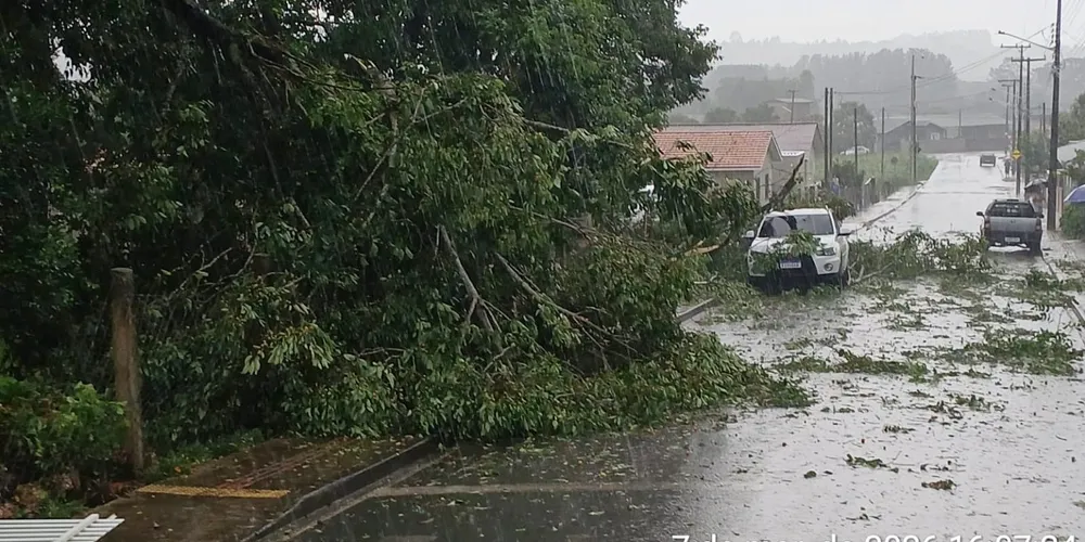 Cerca de 60 residências ficaram danificadas, e duas pessoas ficaram desabrigadas