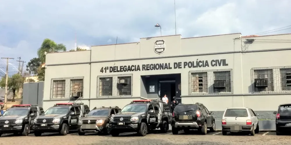 Com a apresentação do investigado à Polícia Civil de Irati, ele passa a permanecer à disposição da Justiça