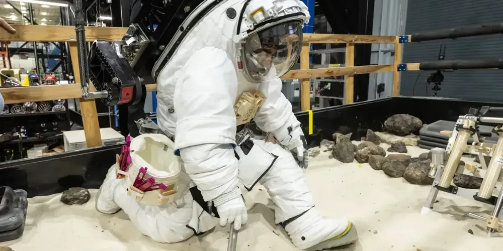 O traje e os testes ainda estão em andamento e passarão por novas revisões técnicas