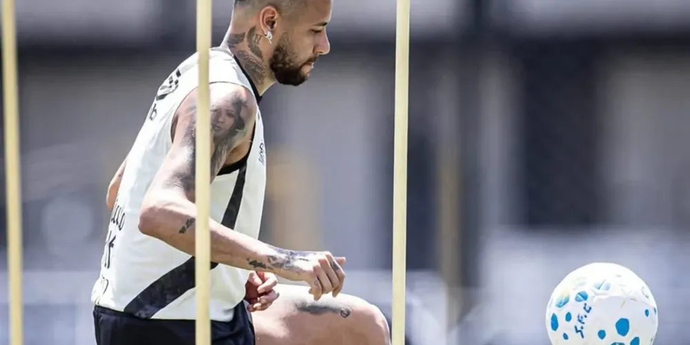 Neymar Jr. treinando com bola após recuperação