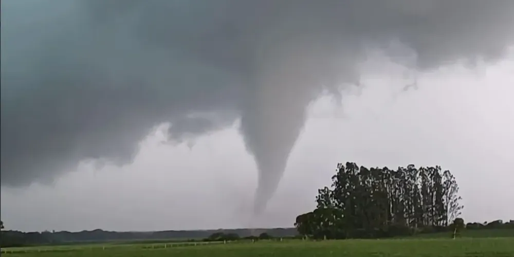 O fenômeno foi registrado na tarde desse domingo (15)