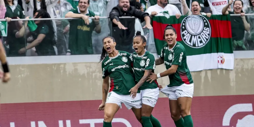 Bia Zaneratto comemora seu gol para o Palmeiras contra o Corinthians na final da Supercopa Feminina