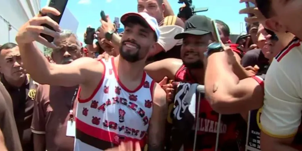 Lucas Paquetá sendo recepcionado pela torcida e vestindo regata da organizada do Flamengo