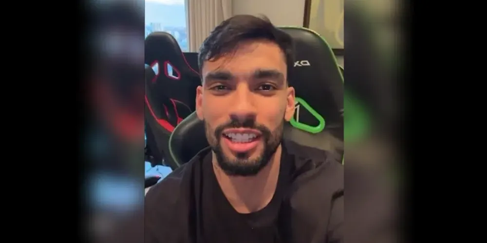 Lucas Paquetá dando um recado para a torcida rubro-negra