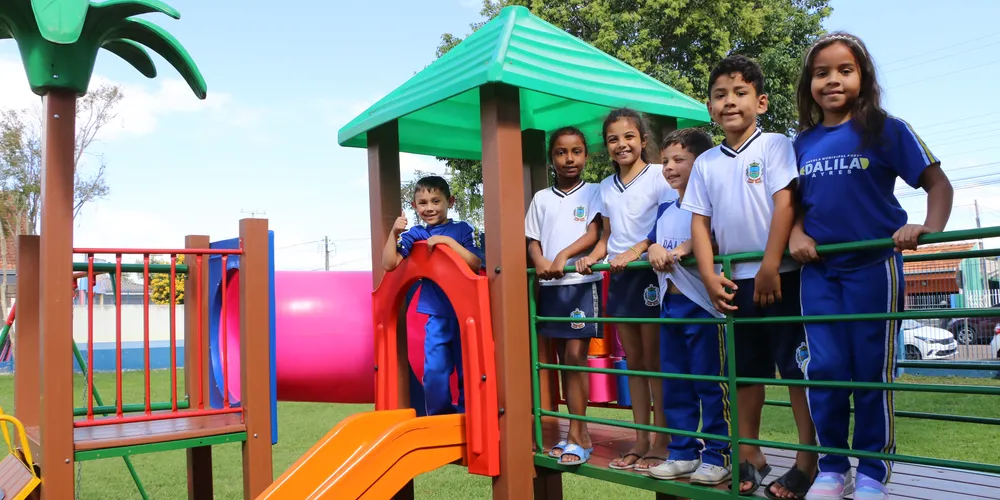 Brinquedos incluem balanço adaptado para cadeirantes, garantindo acessibilidade