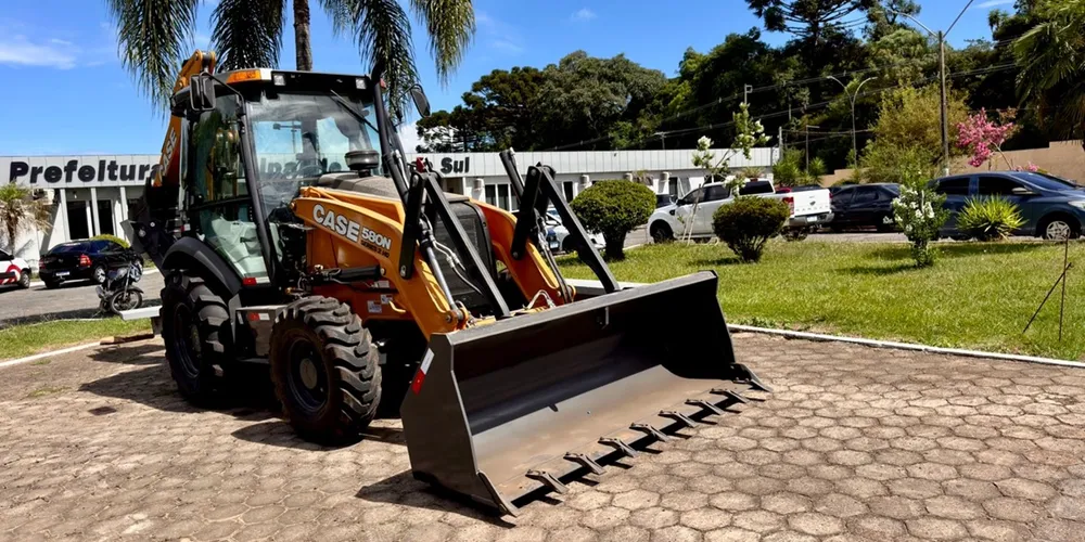 Além da pavimentação, o município também realizou a aquisição de uma retroescavadeira 4x4