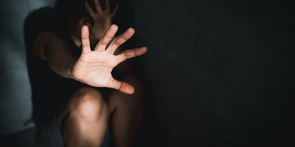 Mulher foi mantida em cárcere privado e estuprada pelo PM do Paraná durante 20 dias