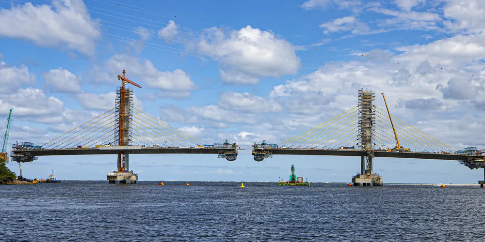 O fechamento do estaiado é quando os dois lados da estrutura, construídos a partir dos apoios 04 e 05, finalmente se encontram sobre o canal