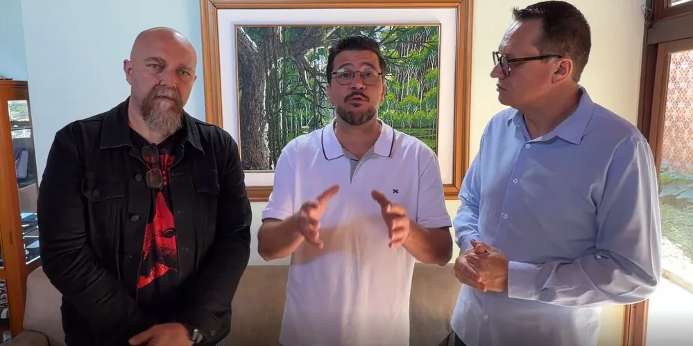 Presidente do PCdoB-PR, Angelo Stroparo, que assume a vice-presidência da Federação, deputado estadual Arilson Chiorato, novo presidente da Federação, e presidente do PV-PR, Raphael Rolim