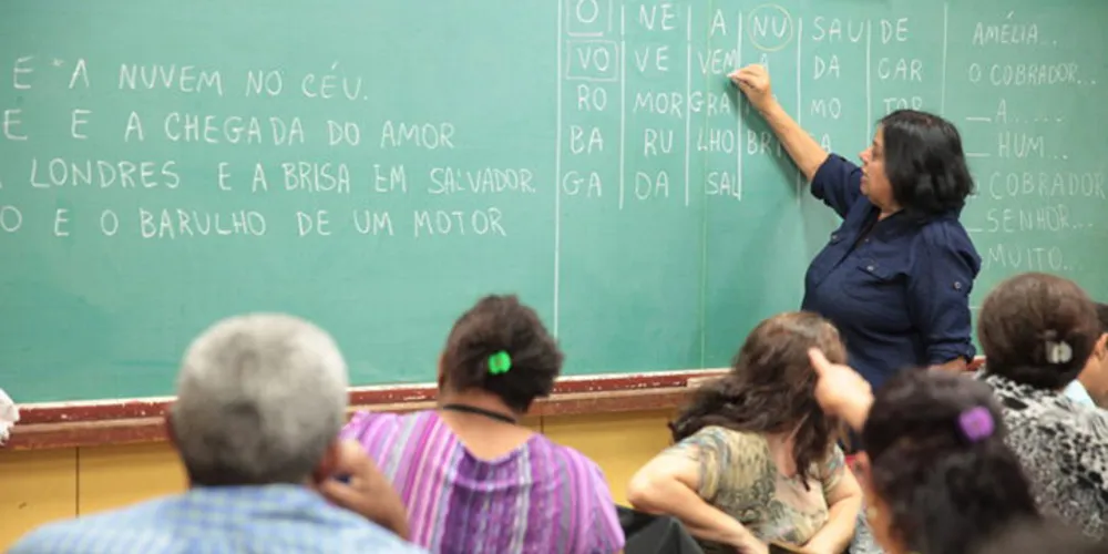 especialização tem como objetivo formar educadores, educadoras e profissionais da educação