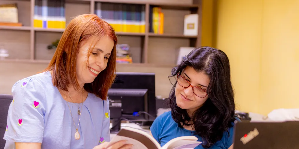 Dentre as tantas mulheres que circulam pela Universidade, a UEPG conta as histórias e mostra o trabalho de Cristiane, Ramily e Eunice, respectivamente agente universitária, aluna e professora