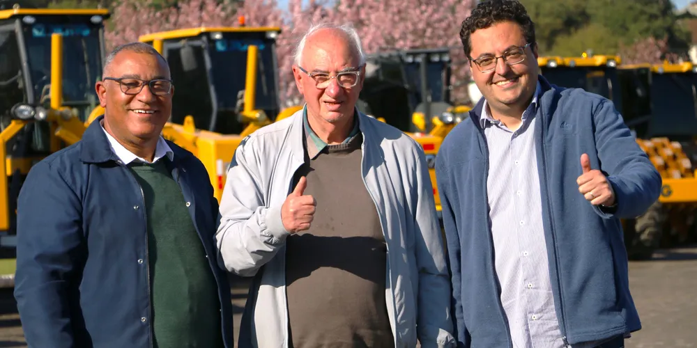 Eleandro Campos, Reinaldo Cardoso e Reinaldo Cardoso Filho durante entrega de maquinários em Castro