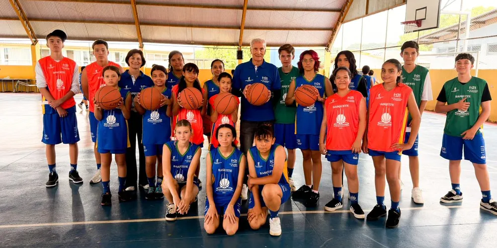 Fausto Giannecchini, fundador do Instituto (IFG), entregou uniformes e kits em colégios estaduais de Ponta Grossa