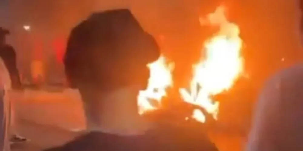 Protesto aconteceu em frente a Arena da Baixada