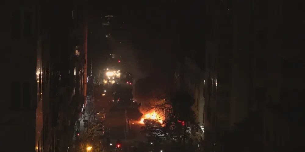 Veículos em chamas durante protestos antigovernamentais no Irã no dia 8 de janeiro