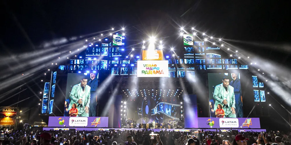 A música de abertura, “Me Leva Junto com Você”, deu a toada da noite