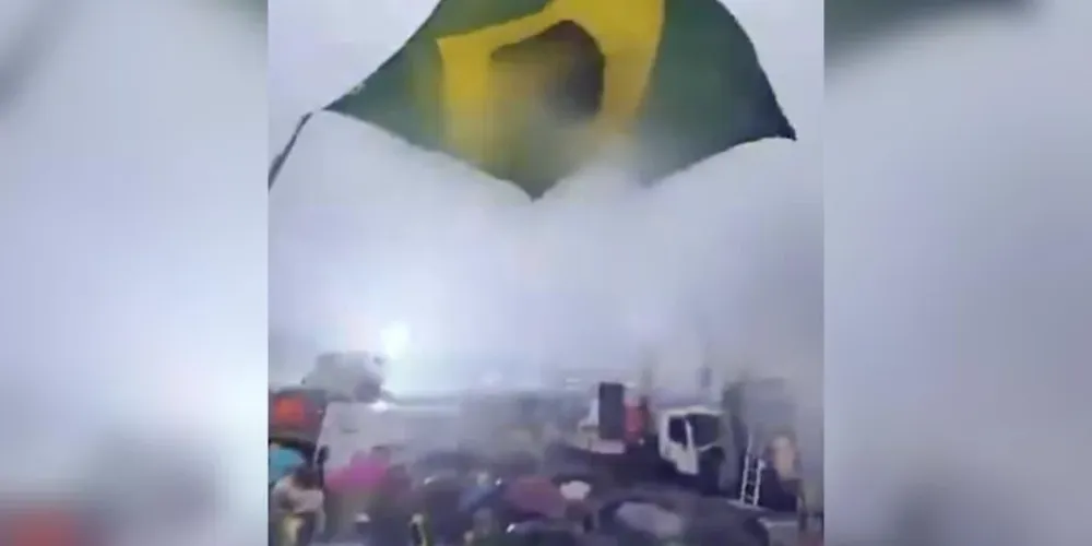 Segundo a mulher, quando ela conseguiu se levantar do local da queda, viu seu filho e seu marido caídos