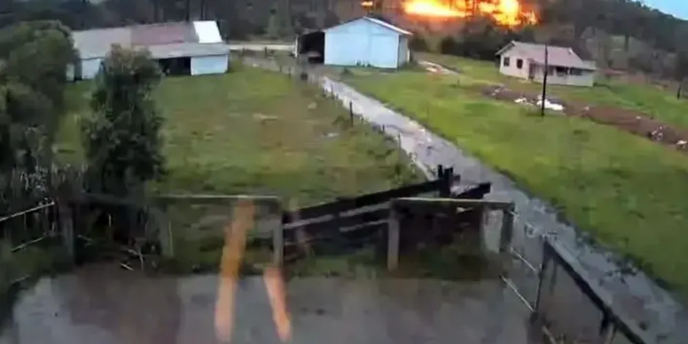 A câmera de segurança de uma propriedade vizinha flagrou o momento em que o raio atingiu uma cerca elétrica