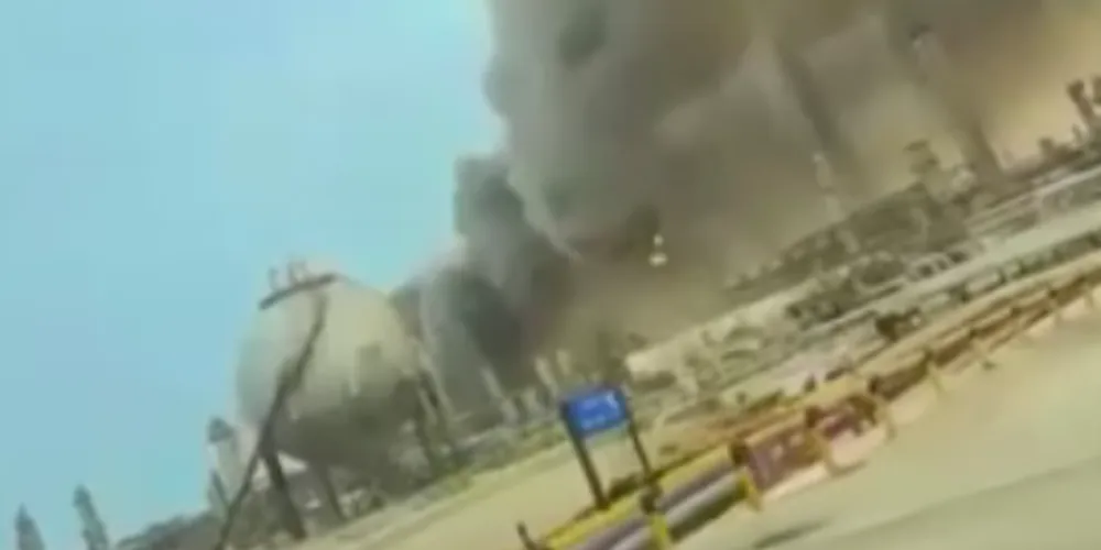 Imagens feitas por testemunhas mostram uma densa fumaça cobrindo a refinaria de petróleo da Aramco em Ras Tanura, na Arábia Saudita, após o local ser atingido por um drone, segundo uma fonte do setor
