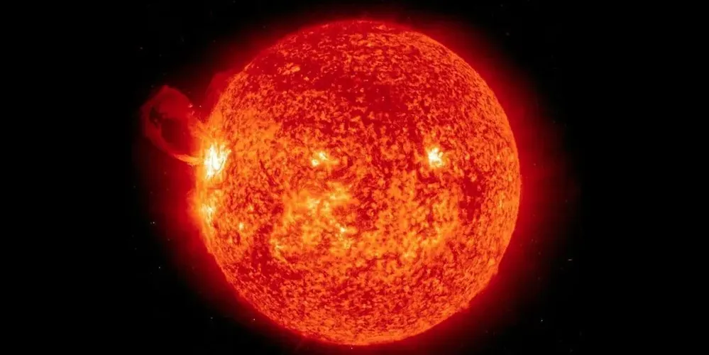 Material lançado pelo Sol após erupção atingirá a Terra