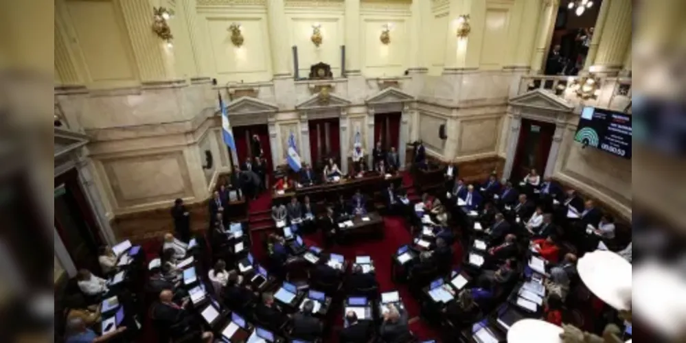 Senadores da oposição argumentaram que o pacote ameaça proteções trabalhistas consolidadas