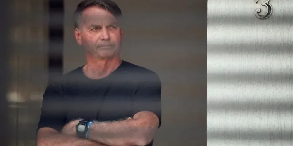 O documento também aponta que Bolsonaro apresenta sinais e sintomas neurológicos que aumentam o risco potencial de novos episódios de queda