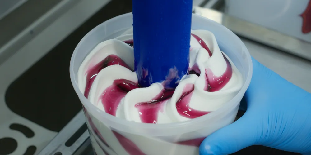 A colaboração entre a Tetra Pak e a Eskimó começou em 2021, quando a fabricante de sorvetes adquiriu as primeiras envasadoras