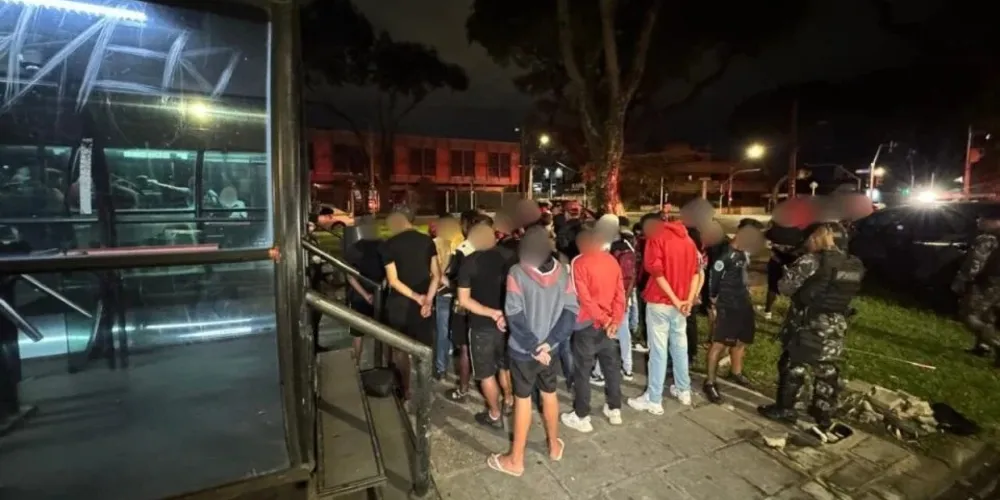 Equipes do Batalhão de Polícia de Choque da PM realizaram abordagens a torcedores do Athletico que estavam próximo ao local da confusão