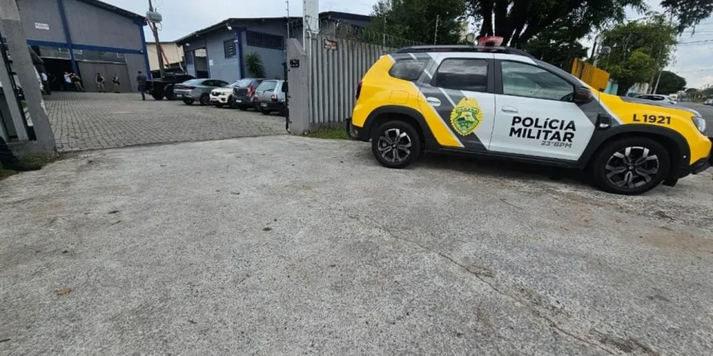 Viatura da Polícia Militar no local onde trabalhador caiu de cerca de 10 metros ao tentar reparar telhado, na CIC