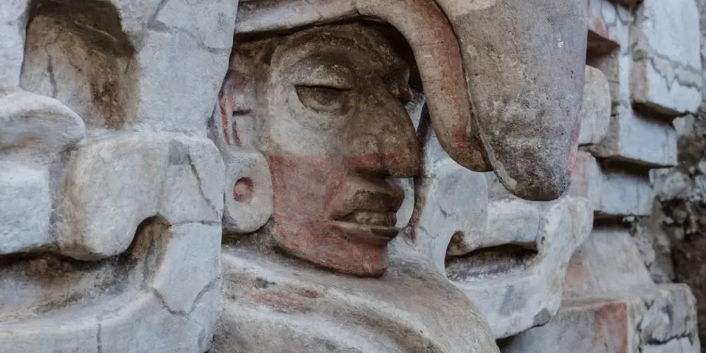 Acredita-se que uma escultura da cabeça de um homem dentro do bico de uma coruja represente o indivíduo sepultado no túmulo