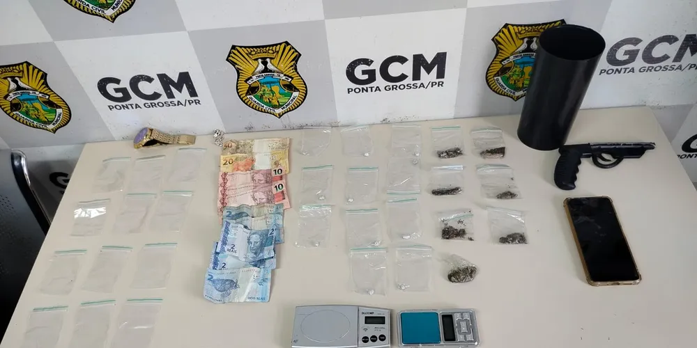 Entorpecentes foram encaminhados à delegacia de Ponta Grossa