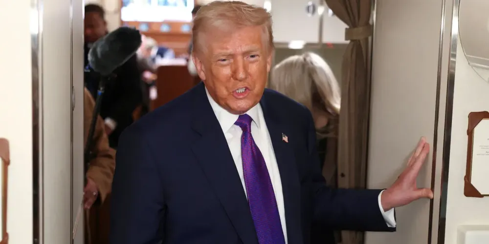 Trump fala com jornalistas no Air Force One19/02/2026