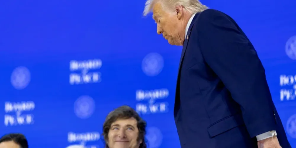 Em uma imagem é possível observar a mancha na mão esquerda de Trump.