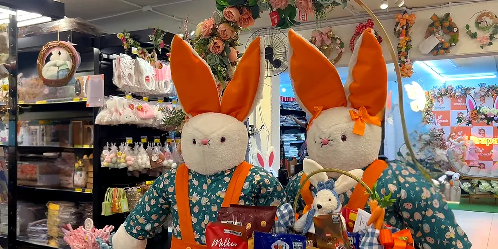 A loja apresenta sugestões de mesa posta com trilhos temáticos, sousplats em formato de ovo, suportes para vela, bombonieres, latinhas decoradas e uma série de detalhes que deixam o ambiente mais acolhedor