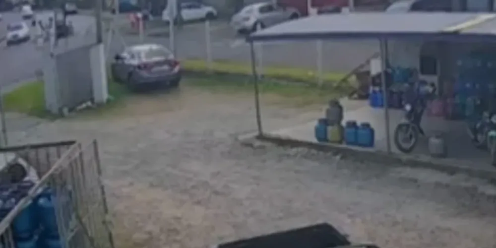 Frame de câmera de segurança mostra o momento logo após os disparos e a fuga de dois carros usados no ataque em Almirante Tamandaré, na Região Metropolitana de Curitiba