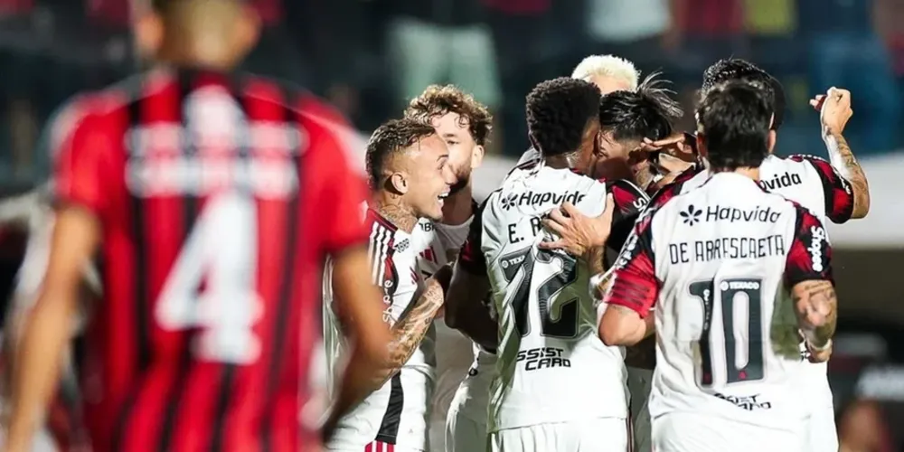 O Flamengo disputa o clássico contra o Botafogo no domingo (15), no Estádio Nilton Santos