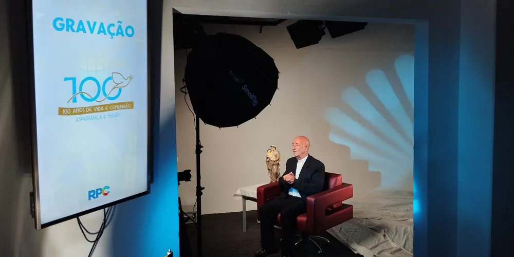 A série apresenta depoimentos de padres e leigos, que partilham memórias, vivências e percepções construídas da presença da Igreja na região dos Campos Gerais