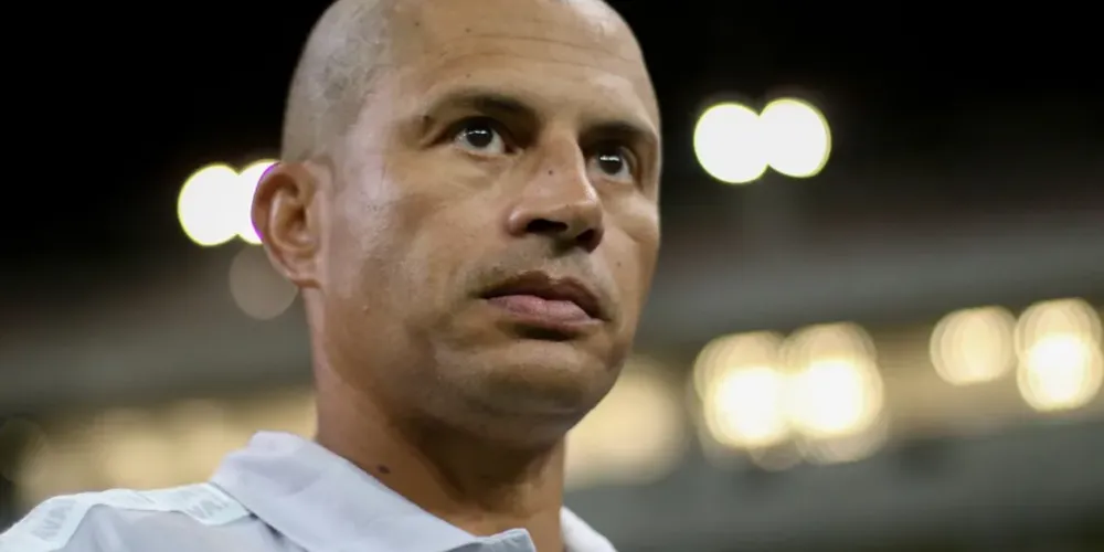 Alex começou na equipe em junho de 2025 e deixa o cargo menos de um ano depois