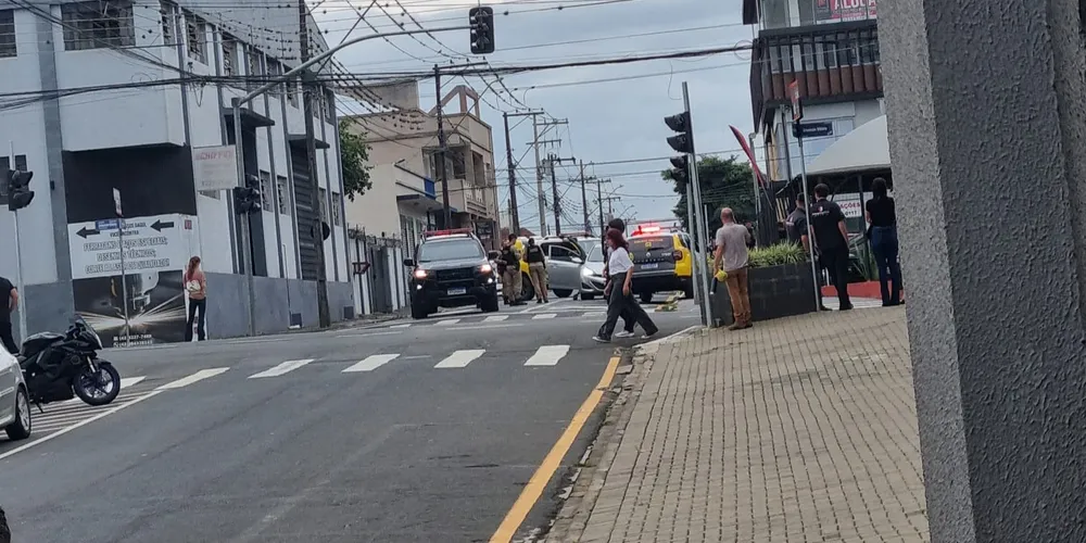 Equipes da Polícia Militar (PM) estão no local atendendo a ocorrência