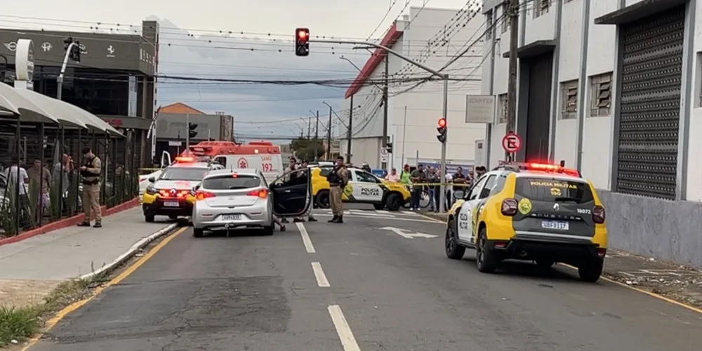 Equipes da Polícia Militar (PM) e do Serviço de Atendimento Médico de Urgência (Samu) estão no local atendendo a ocorrência