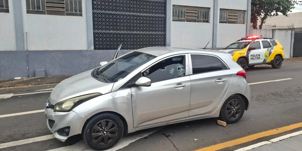 Imagem mostra como ficou o veículo devido aos disparos
