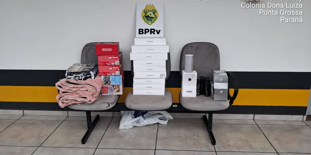 O condutor e o passageiro do veículo receberam voz de prisão e foram encaminhados à Delegacia da Polícia Federal
