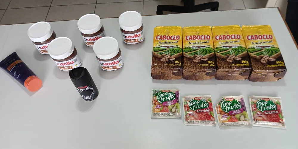 Entre os itens recuperados estavam frascos de creme de avelã (Nutella), unidades de café a vácuo, desodorante e produtos de higiene capilar