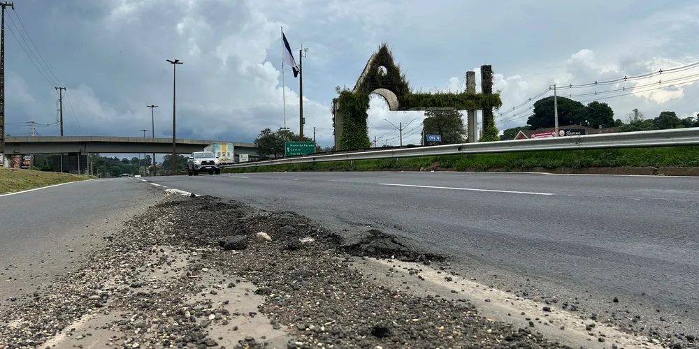 Na entrada da cidade de Ponta Grossa, a rodovia se encontra esburacada e, a noite, com baixa visibilidade da pista