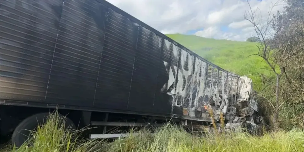 O condutor, um homem de 55 anos, morador de Araucária (PR), não resistiu aos ferimentos e morreu no local