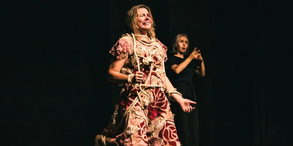 A peça narra a biografia de uma mulher que vive um relacionamento abusivo por 15 anos e que consegue se libertar por meio do esporte