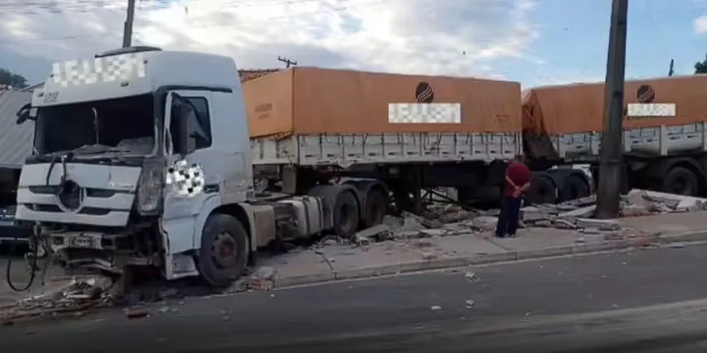 De acordo com relatos, o caminhão perdeu o controle, possivelmente por falha mecânica