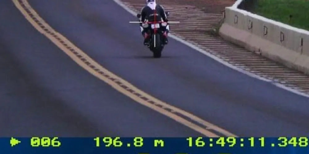 A infração foi registrada por meio de radar portátil