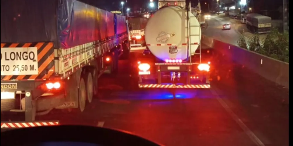 Nas redes sociais, motoristas relataram longas esperas para atravessar o trecho