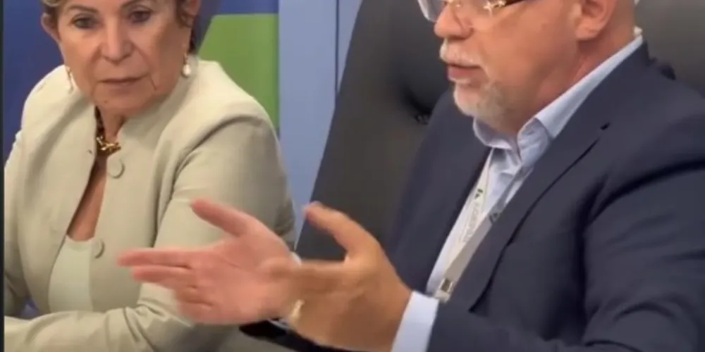 Prefeita Elizabeth Schmidt e o secretário Edgar Hampf na reunião com a Agepar